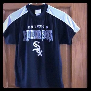 Boys M team athletic Chicago White Sox shirt.⚾️